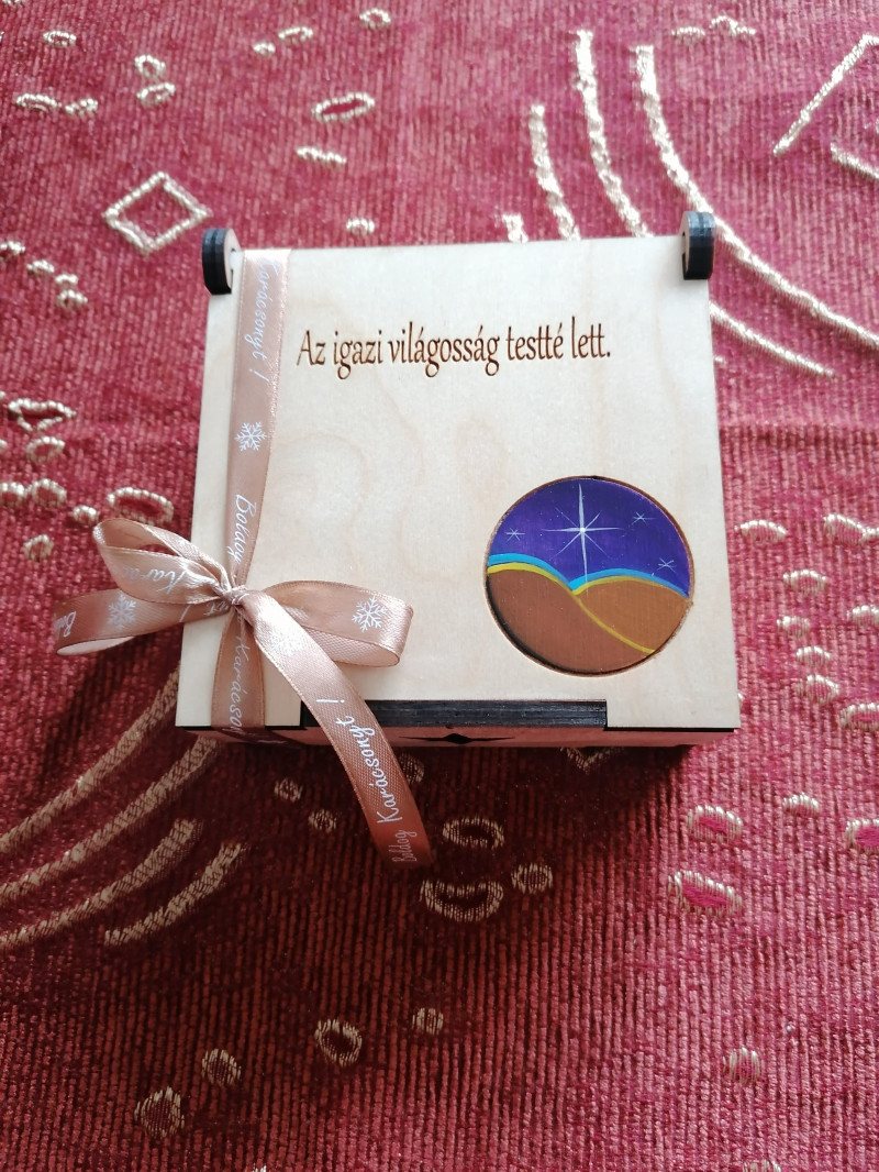 Adventi áhítatos ládikó Adventi áhítatos ládikó
