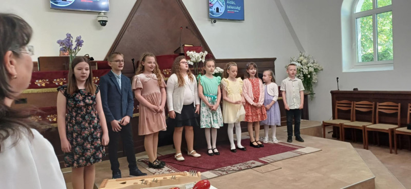 A gyermekek anyák napi szolgálata képekben